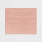 Pluszowy koc z prążkami, pudrowy róż, efekt flaneli