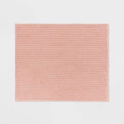 Pluszowy koc z prążkami, pudrowy róż, efekt flaneli