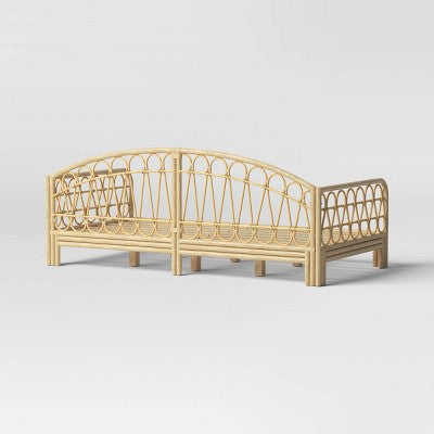 Rattanowa leżanka dziecięca z zaokrąglonymi bokami